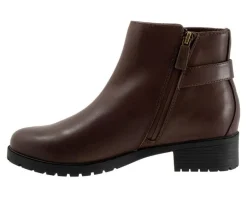 Trotters Boots & Booties><noscript><img width=